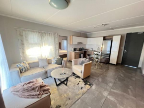 4A Elizabeth Place - Beautiful self catering 1 bedroom unit next to Kyalami Racetrack with free WiFi swimming pool gym and restaurant - Perfect for a Couple in Midrand Waterfall